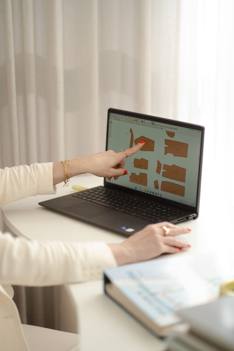 Moldes digitais na tela do notebook