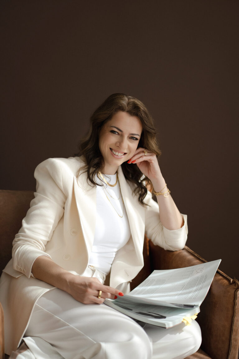 Retrato de Maísa Rasche segurando uma ficha técnica